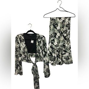 New✨Akira 2 pièce crop top, and front slit flora skirt.